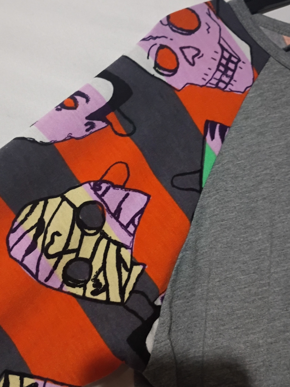 LuLaRoe Gray With Halloween Print Sleeves.. Simply Comfortable Small - Picture 4 of 6